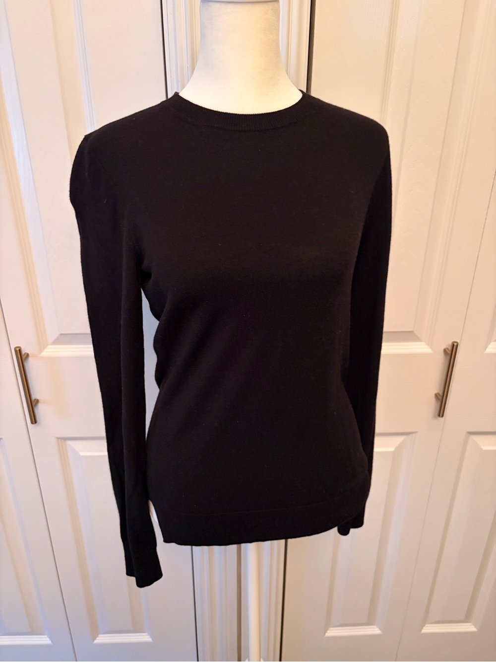 Theory women’s M Classic Black Crewneck Women’s lightweight sweater